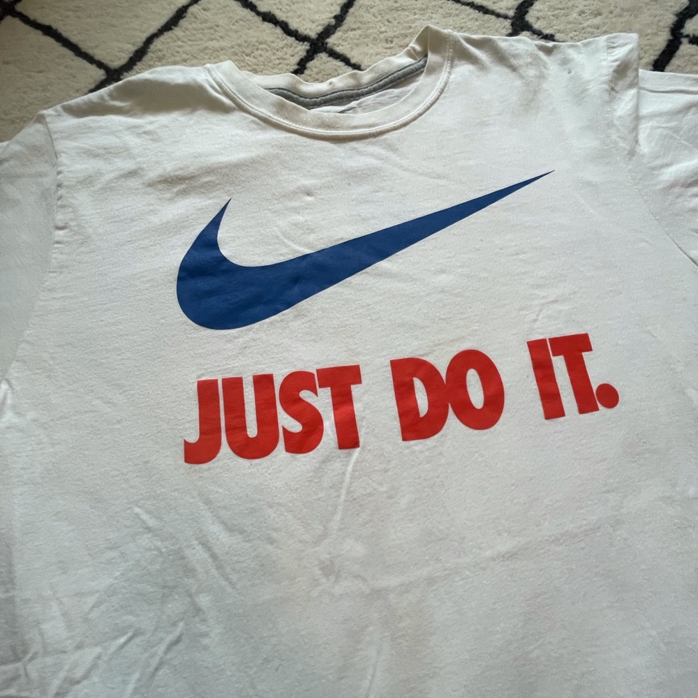 Men's Nike Just Do It Short Sleeve White Tee Blue Red Swoosh Size Large - Picture 7 of 8